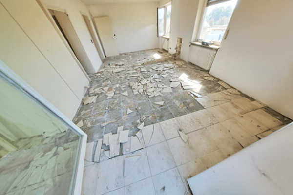 Entkernung eines Gebäudes als Vorbereitung für Sanierungsarbeiten in München