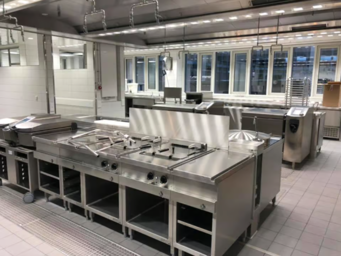 Vollgestellte Küche vor Entrümpelung in München