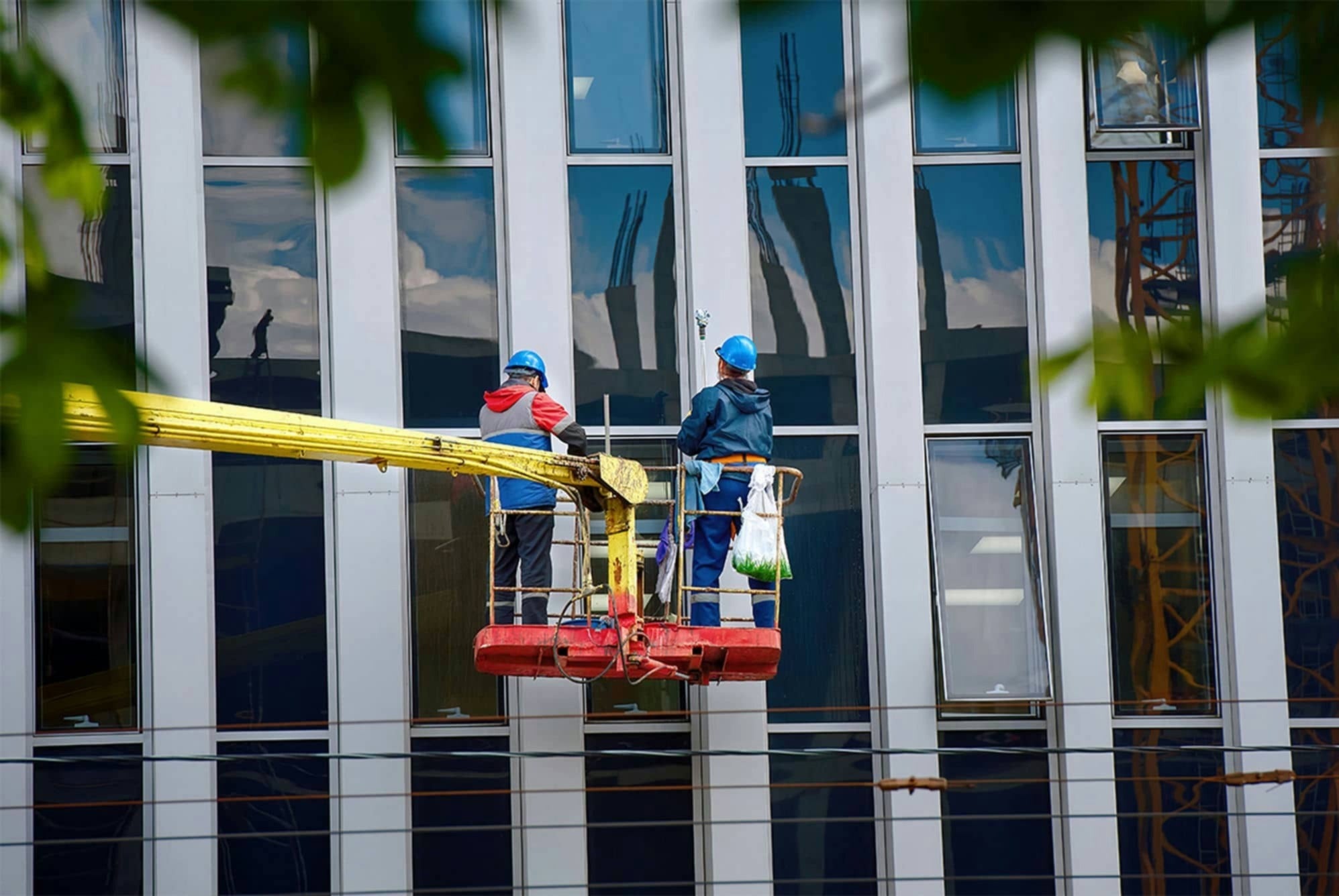 Fassadenreinigung in München zur Entfernung von Schmutz, Algen und Ablagerungen