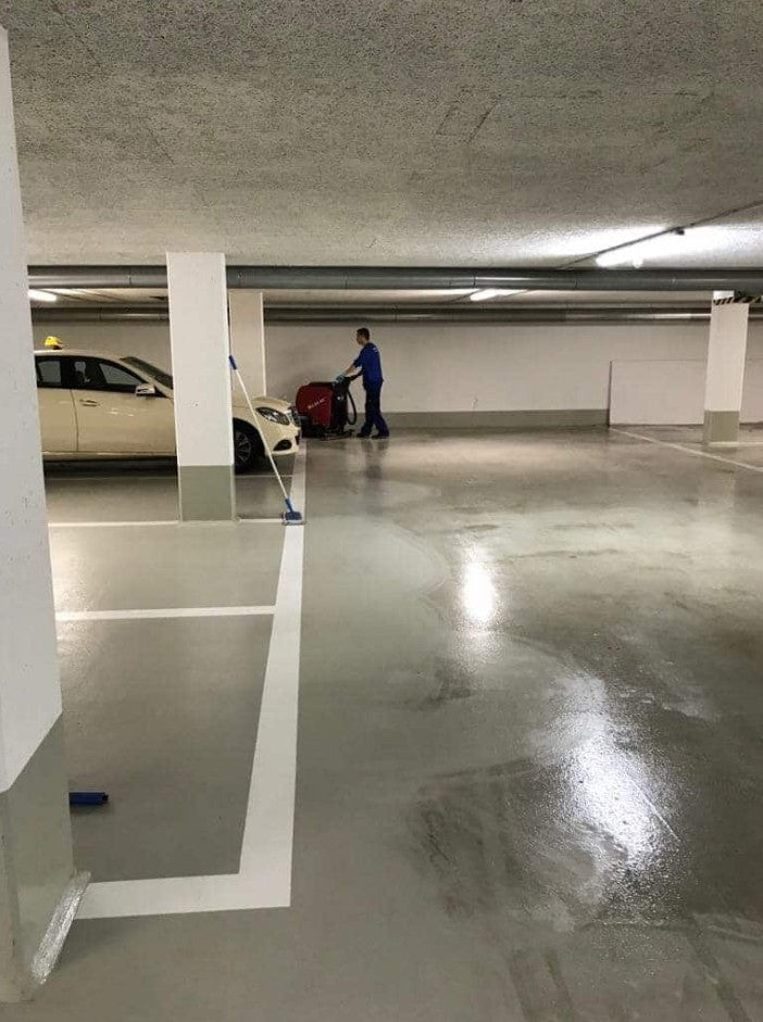 Entfernung von Fettablagerungen in Garagen in München bei der Tiefgaragenreinigung