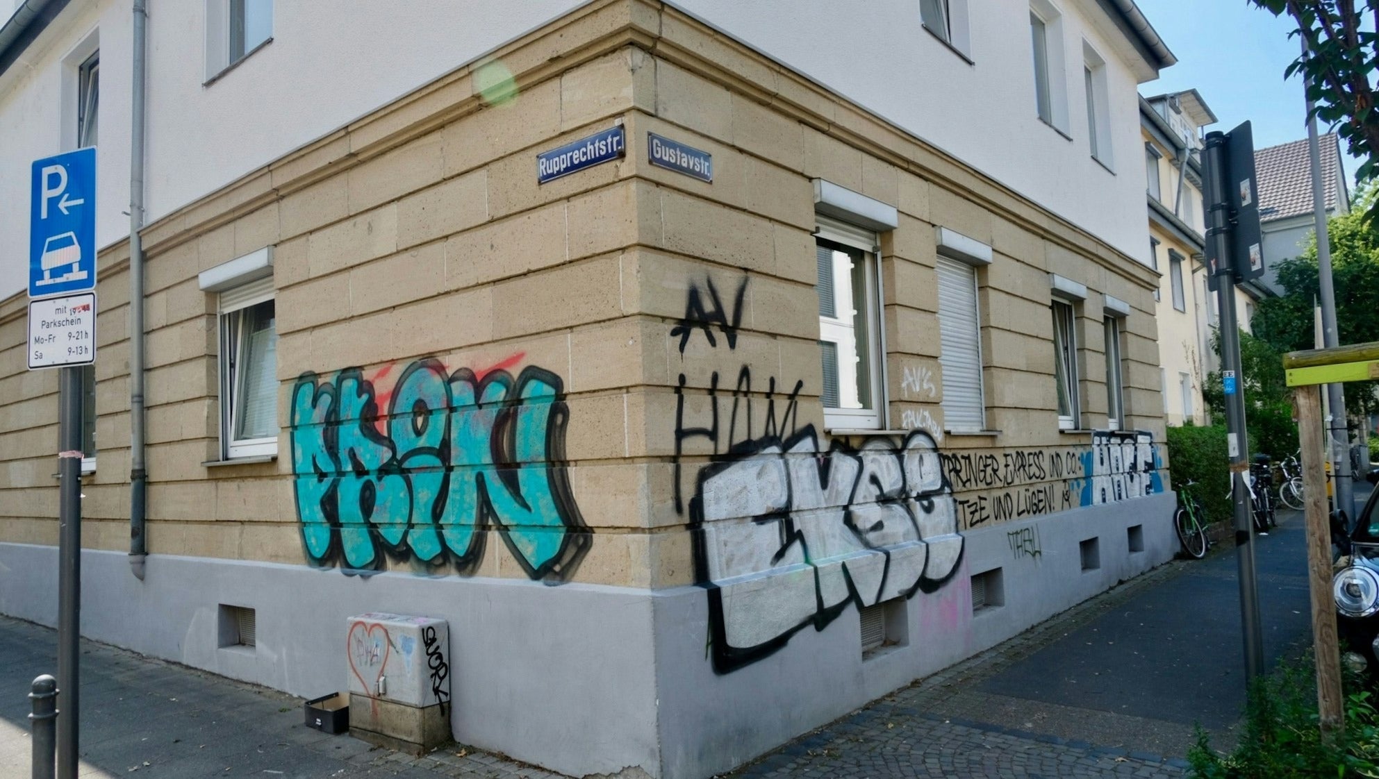 Graffiti auf Fassade vor der Graffitientfernung in München