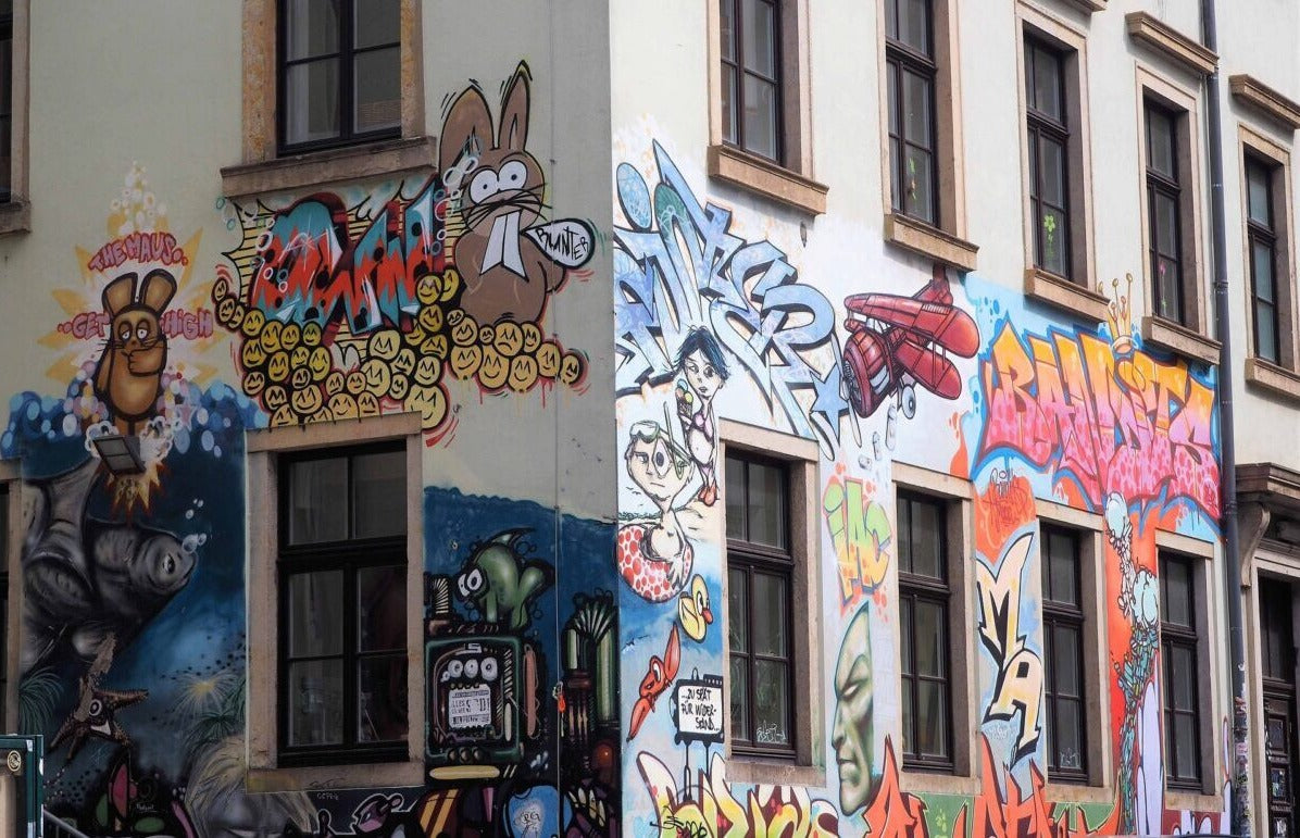Graffiti an Gebäude vor professioneller Graffitientfernung in München
