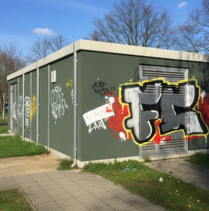 Graffiti auf Türen und Rolltoren vor der Graffitientfernung in München