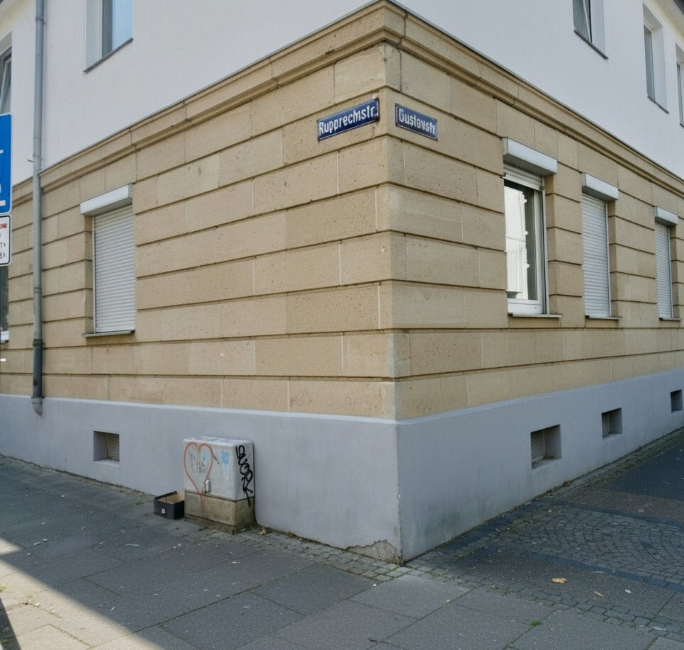 Saubere Fassade nach professioneller Graffitientfernung in München