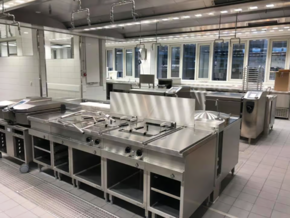 Vollgestellte Küche vor Haushaltsauflösung in München