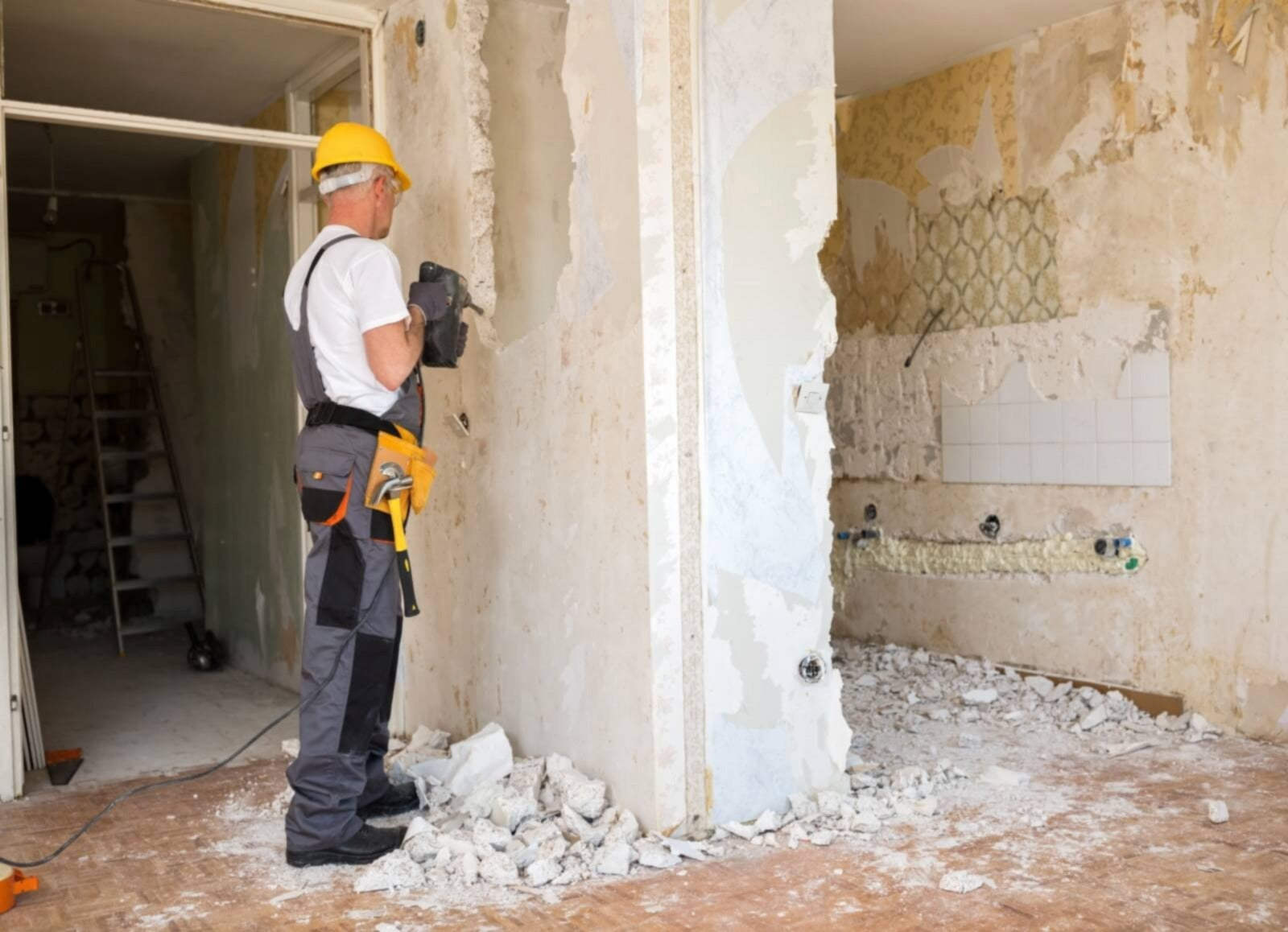 Manuelle Entkernungsarbeiten durch Fachpersonal in München