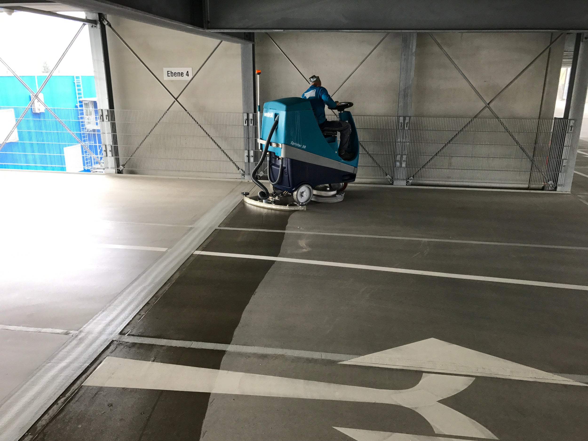 Maschinelle Reinigung von Garagenböden in München für gründliche Sauberkeit