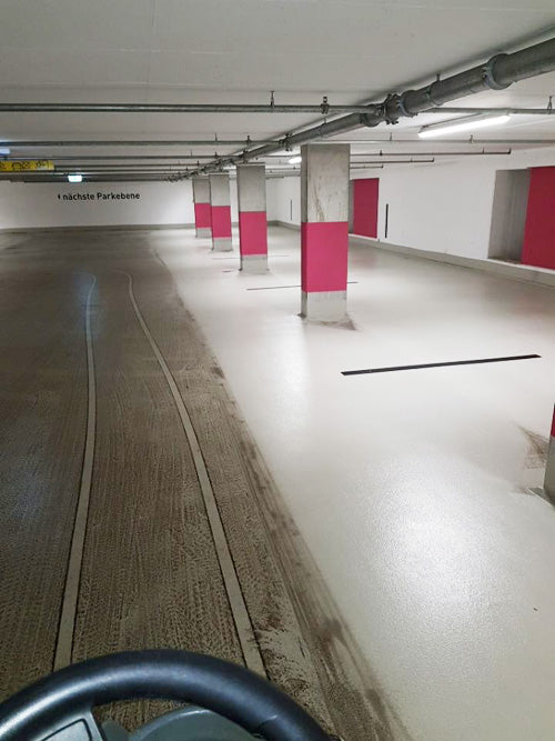 Entfernung von Ölflecken auf Garagenböden in München bei der Garagenreinigung