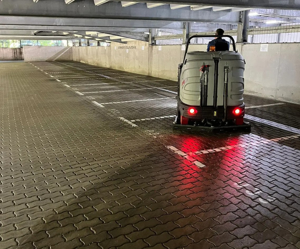 Nassreinigung von Garagenböden in München zur gründlichen Reinigung