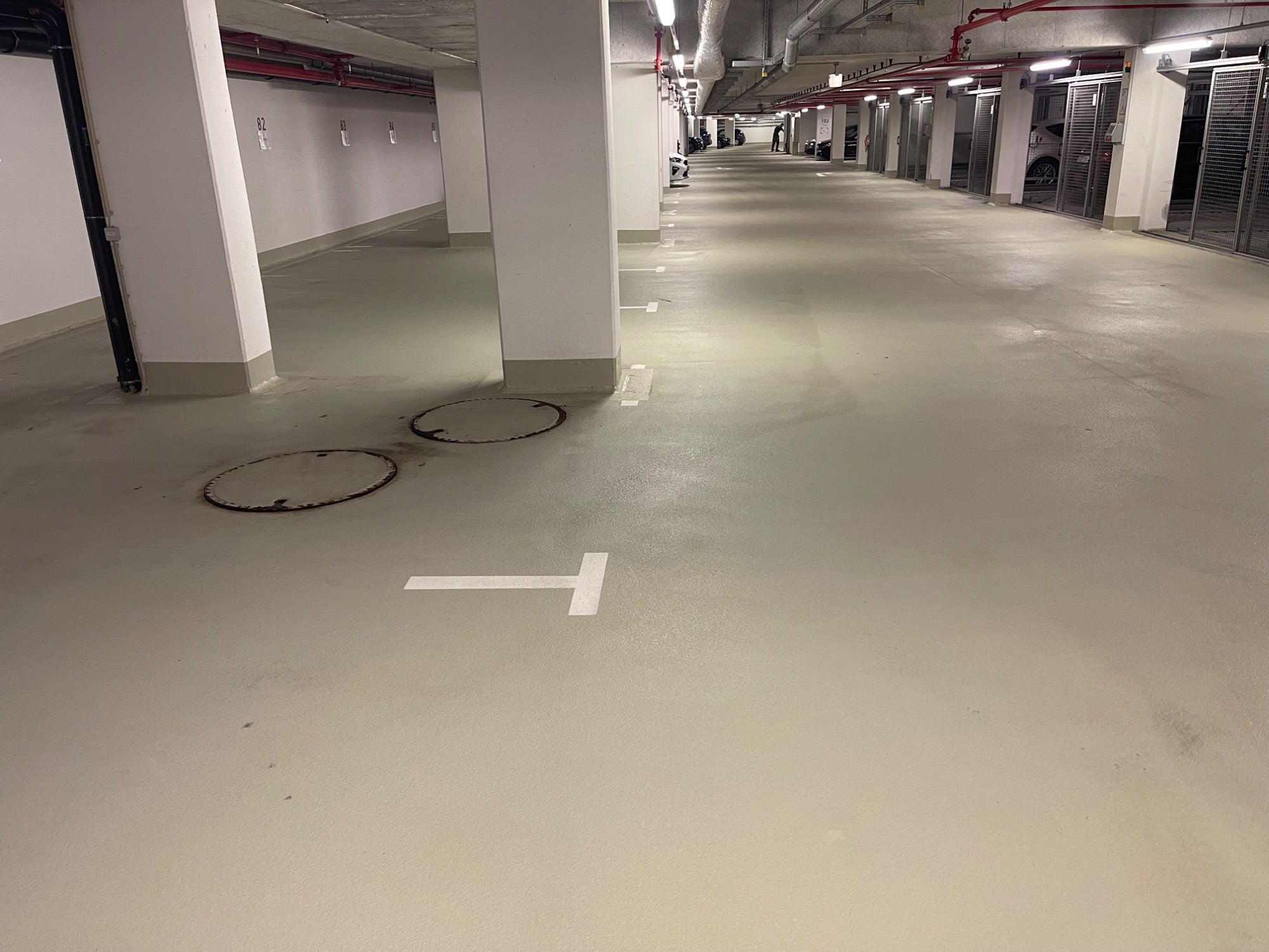 Tiefenreinigung von Garagenflächen in München für gründliche Entfernung von Ablagerungen