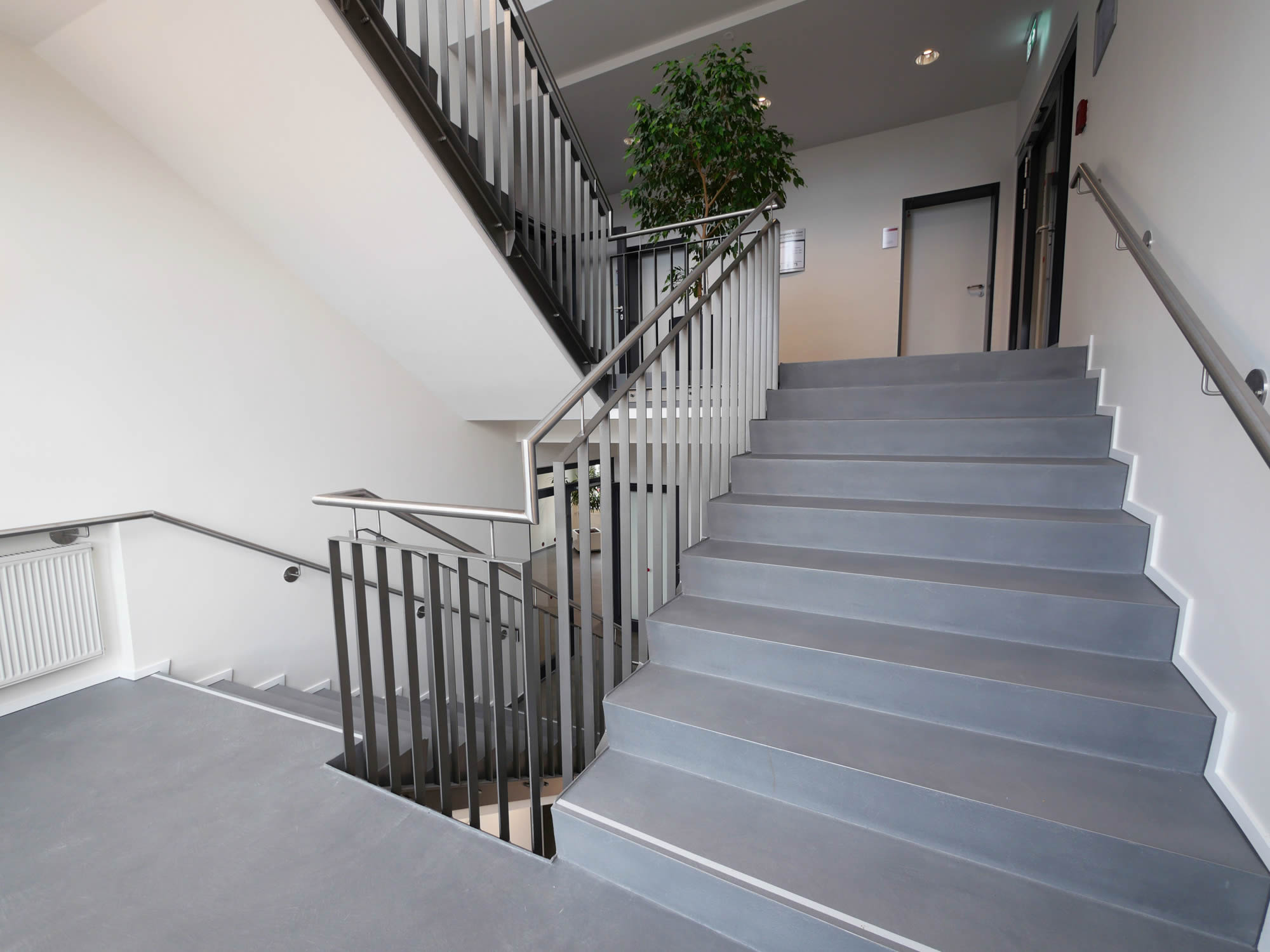 Treppenhausreinigung in einem Bürogebäude in München