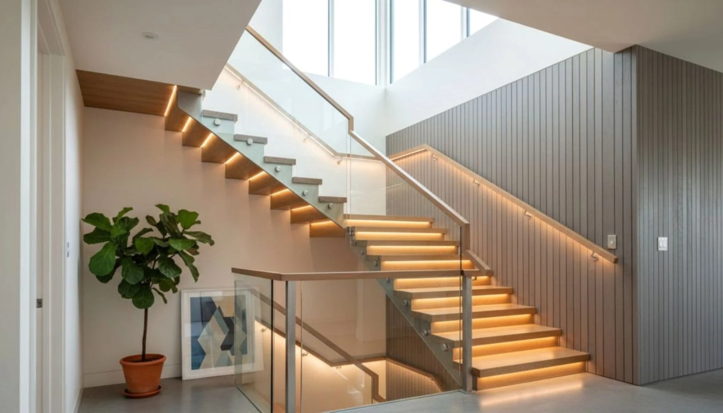 Treppenhaus in einem modernen Mehrfamilienhaus in München vor der regelmäßigen Reinigung