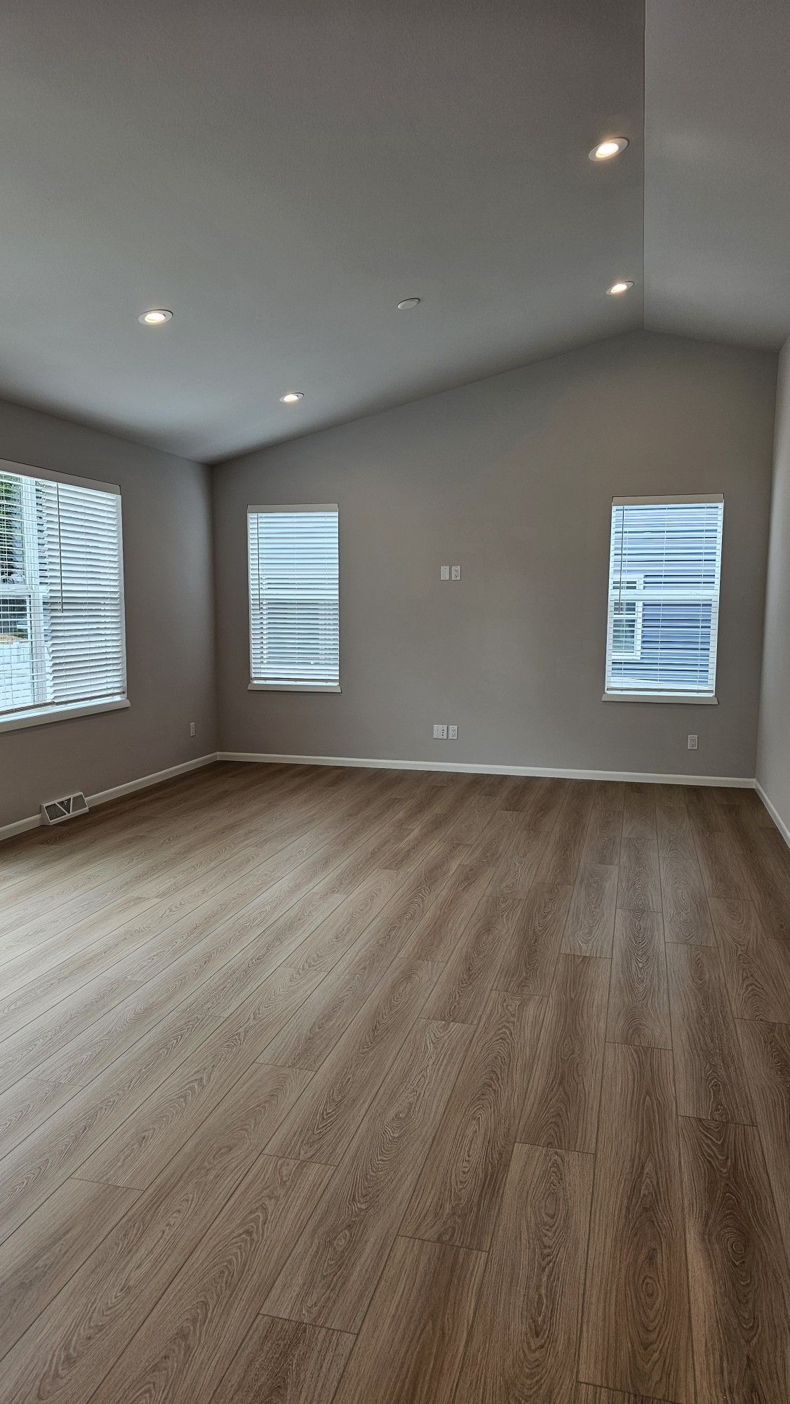 Schlafzimmer nach dem Umzug in München – bezugsfertig eingerichtet